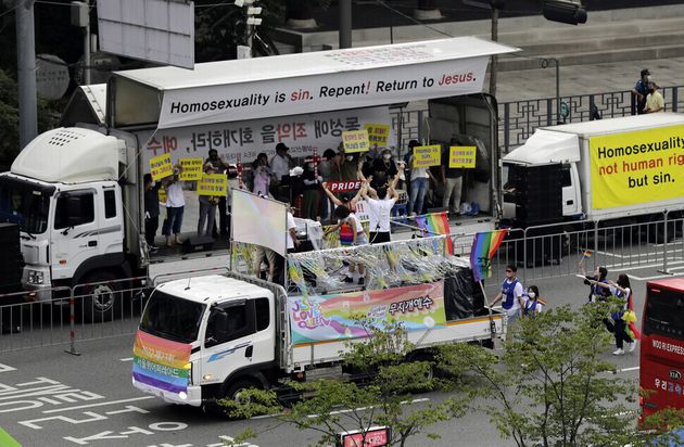 2022 서울퀴어문화축제가 열린 16일 오후 참가자들이 장대비가 내리는 가운데 서울시청 인근 을지로에서 퀴어퍼레이드를 하고 있다. 반대편에서는 기독교 신자들이 동성애 반대 시위를 하고 있다.