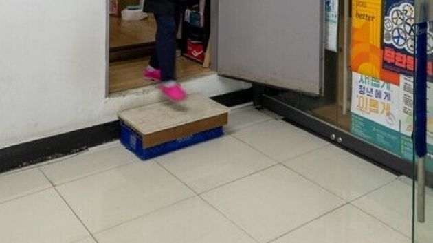 공공운수노조 서울지부 연세대분회 소속의 한 청소노동자.