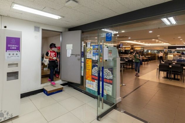 공공운수노조 서울지부 연세대분회 소속의 한 청소노동자.