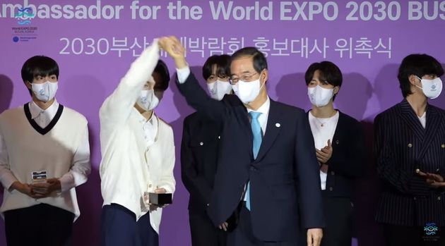 이번에는 제이홉의 손도 번쩍 들어올렸다. 제이홉의 얼굴도 잘 안 보인다.&nbsp;