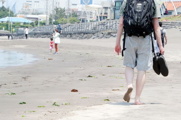 [자료사진] 제주도 해변을 걷는 관광객.