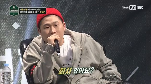 '고등래퍼' 심사위원 래퍼 스윙스가 장용준에게 소속사 유무를 묻고 있다.