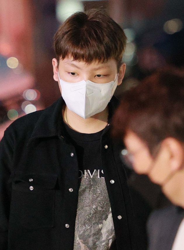 래퍼 장용준이 바닥을 보고 있다.