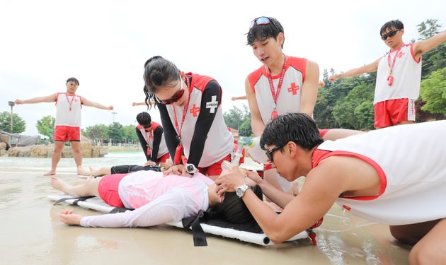 [자료사진] CPR 실습 중인 안전요원들