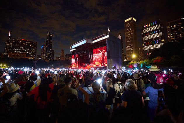 2022년 7월 31일 일리노이주 시카고 그랜트 파크에서 롤라팔루자 4일째 공연하는 제이홉의 모습 