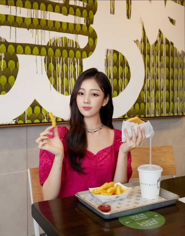 가상 인플루언서 루시.