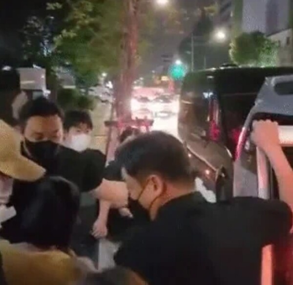 박은빈의 어깨를 잡아끄는 팬을 제지하는 경호원 @온라인 커뮤니티&nbsp;