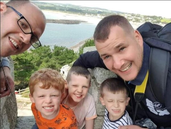 &nbsp;부부가 입양한 세 아이들 / Phil Ashton