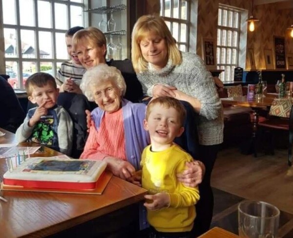 할머니와 이모들과 함께 즐거운 시간을 보내는 아이들