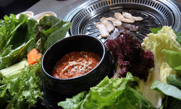 쌈장과 야채들 (Photo by Dickson Lee/South China Morning Post via Getty Images)