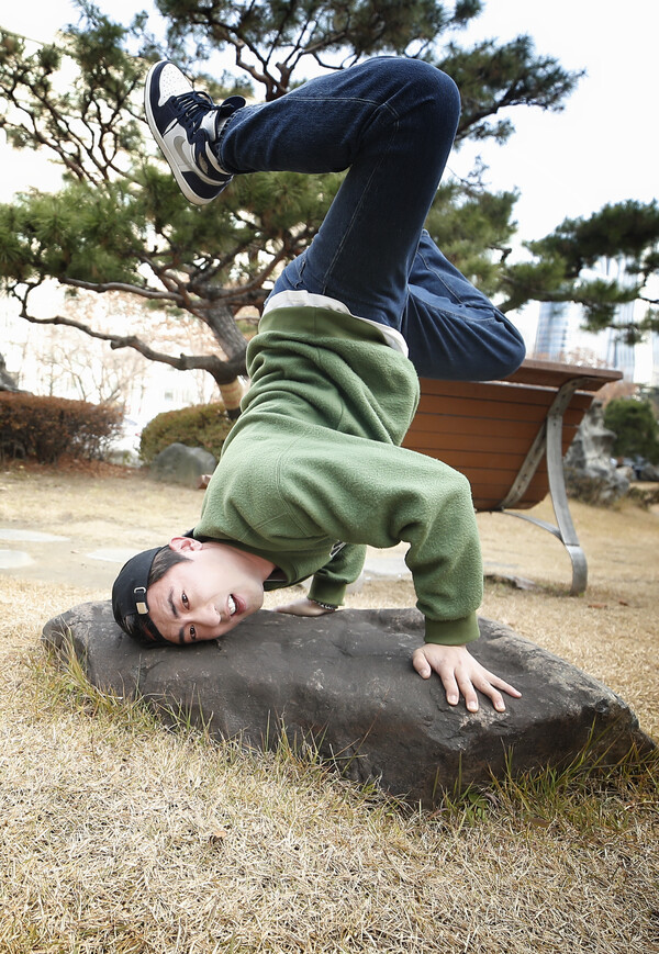 김원훈이 돌 위에서 비보잉을 하고 있다.