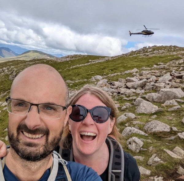 톰 크루즈가 신작 영화 촬영 중 외지에서 산책하던 커플을 만나며 한 말은 친근하면서도 톱스타의 여유가 느껴진다 (사진)