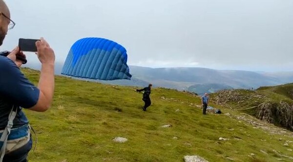 언덕에서 패러글라이딩 하러 달려가는 톰 크루즈와 이를 찍은 부부 / Jason and Sarah Haygarth