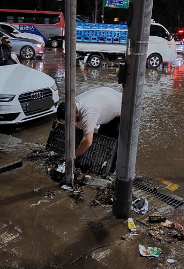 자기 갈 길만 가지 않고, 묵묵히 쓰레기를 치우는 시민&nbsp;