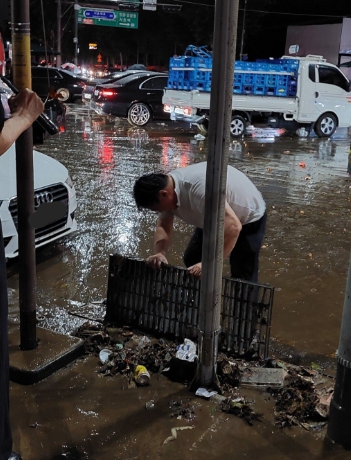 '강남역 슈퍼맨'으로 불리고 있는 시민&nbsp;
