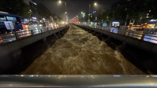 왜 유독 강남만 폭우 피해가 클까? 강남 침수 이유와 이번 재해가 '예견된 피해'라고 비판받는 까닭을 총정리했다