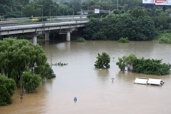 물에 잠긴 반포한강공원. ⓒ뉴스1