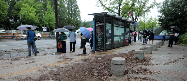 9일 오전 지난밤 중부지역에 기록적인 폭우로 물에 잠긴 서울 동작역 앞 버스정류장에서 시민들이 차량 통제로 오지 않는 버스를 기다리고 있다. 2022.8.9 ⓒ뉴스1&nbsp;