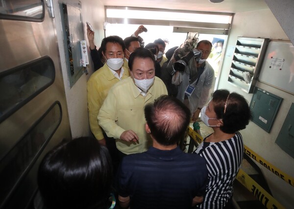 사상자가 나온 신림동 빌라에서 주민들과 이야기를 나누는 윤석열 대통령. 2022.8.9 ⓒ대통령실사진기자단&nbsp;