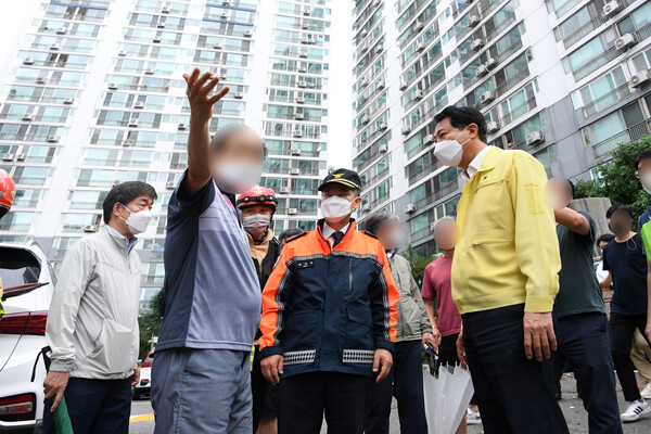 오세훈 서울시장(앞줄 맨오른쪽)이 9일 오전 전날 내린 집중호우로 침수피해를 본 서울 동작구 사당동 극동아파트 축대 붕괴 현장을 방문해 주민들에게 피해 상황을 듣고 있다. @서울시 제공