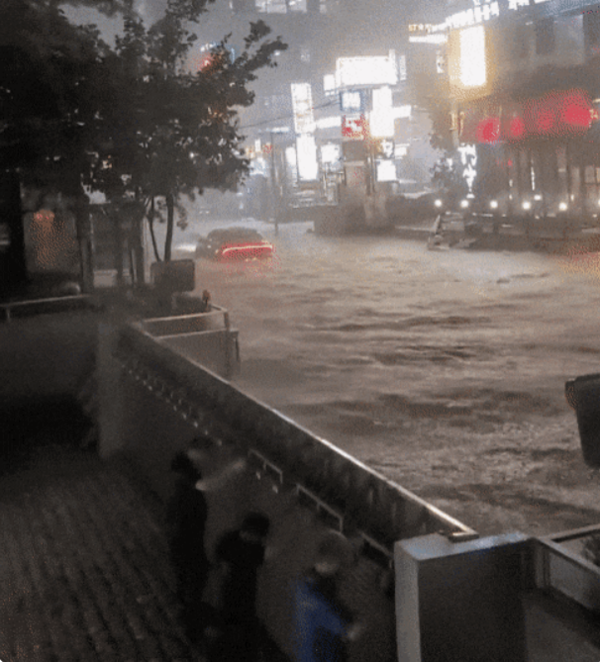 2022년 폭우 속 홀로 평화로운 청남빌딩 모습 ⓒ온라인 커뮤니티