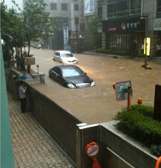 2011년에도 폭우로부터 멀쩡했던 청남빌딩 ⓒ온라인 커뮤니티