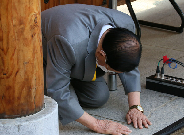 [자료사진] 신천지 이만희 총회장이 절을 하고 있다. 출처: 뉴스1