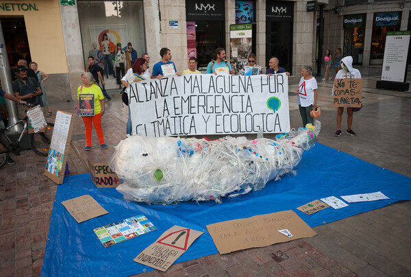 2019년 9월 23일 스페인 말라가 지역에서 기후주간을 맞이해 플라스틱 쓰레기로 만든 고래. 출처: 게티 이미지