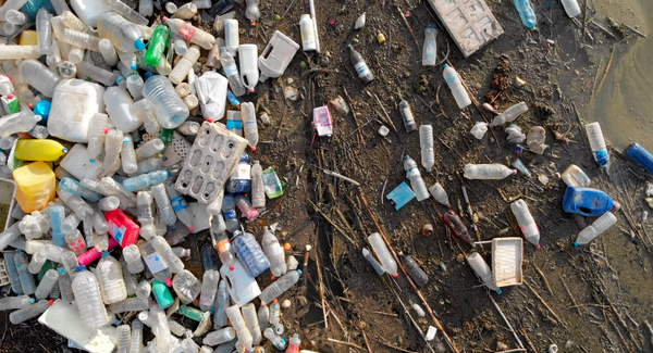해안가의 플라스틱 쓰레기가 산을 이루고 있다. 출처: 유튜브 'Newsroom Explains'