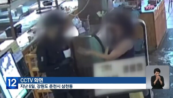 72만 유튜버 A씨 일행이 종업원에게 머리카락을 보여주며 항의하는 장면. 출처: KBS