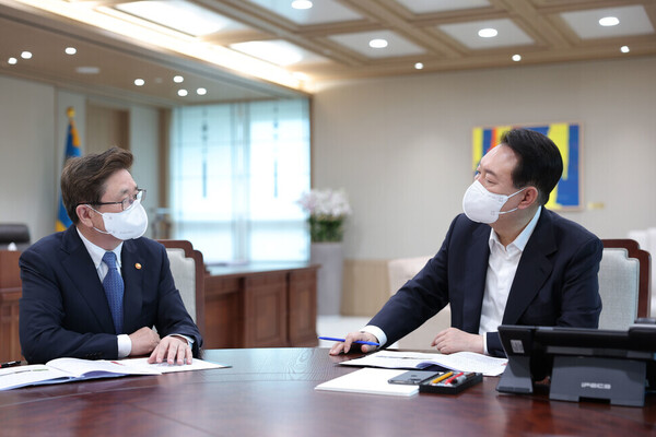 윤석열 대통령이 2022년 7월21일 서울 용산 대통령 집무실에서 박보균 문화체육관광부 장관에게 청와대를 미술관으로 바꾸는 방안을 보고받고 있다. 출처: 대통령실 제공