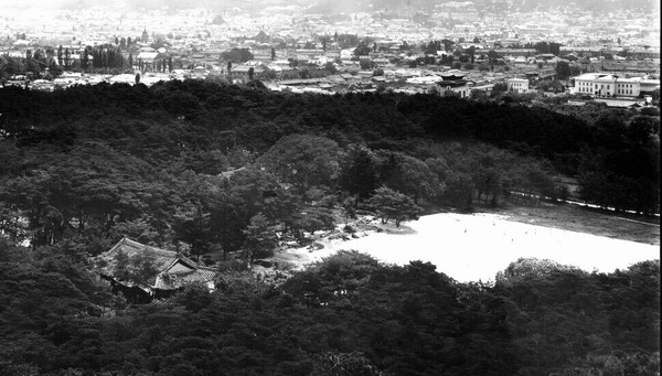 청와대 일대는 고종 때 경복궁을 재건한 뒤 후원으로 조성됐다. 일제 초기 융문당(왼쪽 기와 건물)과 융무당(융문당 오른쪽 위) 등 경무대의 모습. 현재의 청와대 비서동과 녹지원 일대다. 출처: 국립중앙박물관 제공