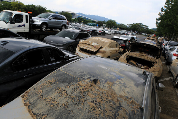 ​(온라인 커뮤니티 갈무리) © 뉴스1지난 14일 오후 경기 과천시 서울대공원 주차장에 마련된 보험사 침수차량 집결 장소에 서울 등 수도권에서 침수 피해를 입은 차량이 모여있다.&nbsp; 출처: News1