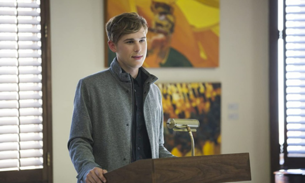  ‘라이언 세이버’을 연기한 토미 도프먼. 출처: 넷플릭스 '루머의 루머의 루머'