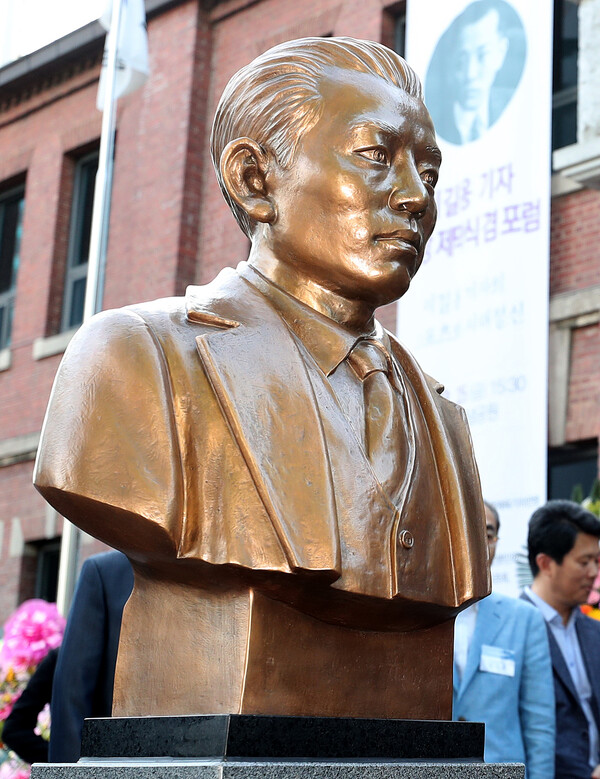 손기정 선수의 동상. 출처: 뉴스1