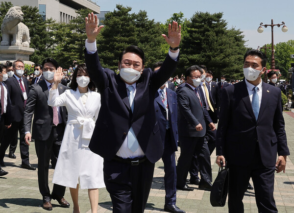 윤석열 대통령과 김건희 여사가 10일 서울 여의도 국회 앞마당에서 열린 취임식에서 손을 들어 인사하고 있다. (2022.5.10) 출처 : 뉴스1