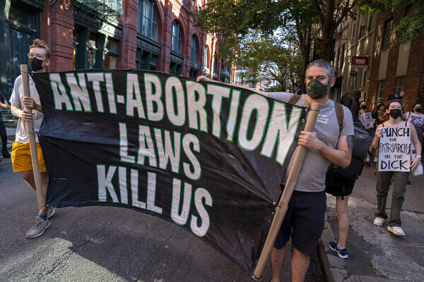 2022년 8월 6일 뉴욕에서 임신중지 합법화 시위가 열렸다. 출처: 게티 이미지