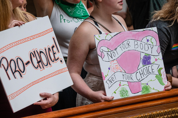 2022년 7월 25일 인디애나주 상원에서 임신중지 금지법에 대한 활동가들의 반대 시위가 일어났다.