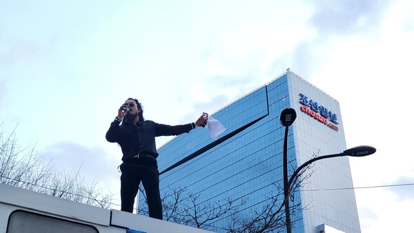 극우 유튜버 안정권씨가 시위 차량에 올라가 광화문 집회를 진행하고 있는 모습. 출처: 뉴스1