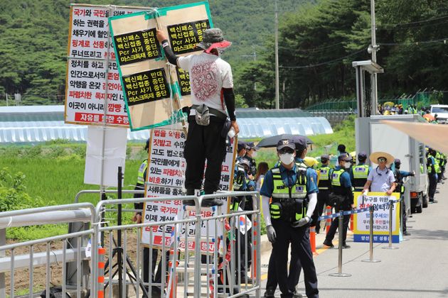 경남 양산 하북면 평산마을 문재인 전 대통령 사저앞에서 열린 문 전 대통령 규탄 집회(왼쪽)와 평산마을 일상회복 기원집회(오른쪽)가 동시에 진행되고 있다. 출처: 뉴스1