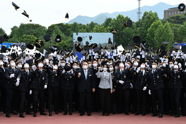 윤석열 대통령과 김건희 여사가 19일 충북 충주 중앙경찰학교 대운동장에서 열린 중앙경찰학교 310기 졸업식에서 졸업생들과 기념촬영을 하고 있다. (2022.8.19) 출처 : 대통령실 제공