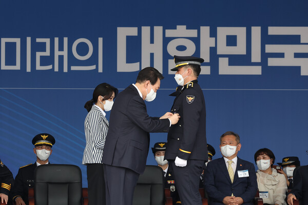 윤석열 대통령이 19일 충북 충주 중앙경찰학교 대운동장에서 열린 중앙경찰학교 310ㅣ 졸업식에서 대표 졸업생에게 흉장을 달아주고 있다. (2022.8.19) 출처 : 대통령실 제공