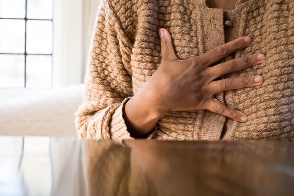 가슴 통증은 많은 원인이 있을 수 있지만, 항상 조사할 가치가 있다. 출처: 게티 이미지