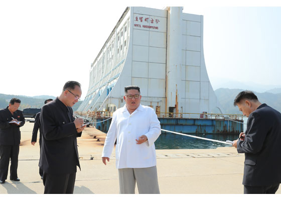 해금강 호텔에 방문한 김정은. 출처: 뉴스1
