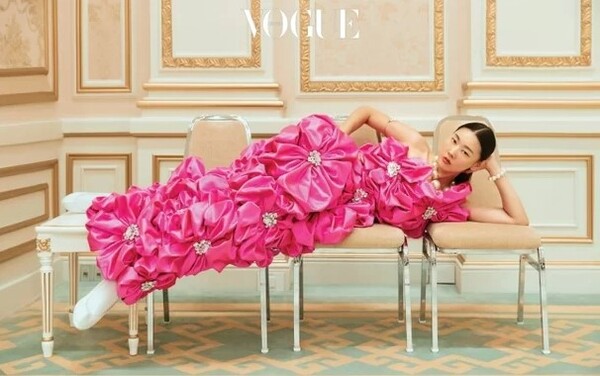 청와대 영빈관에서 누워 포즈를 취한 모델 한혜진. 출처: 보그 코리아&nbsp;
