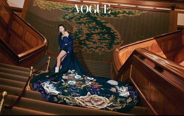 청와대 본관 본채 홀 김식 화백의 '금수강산도' 앞에서 촬영한 화보. 출처: 보그 코리아