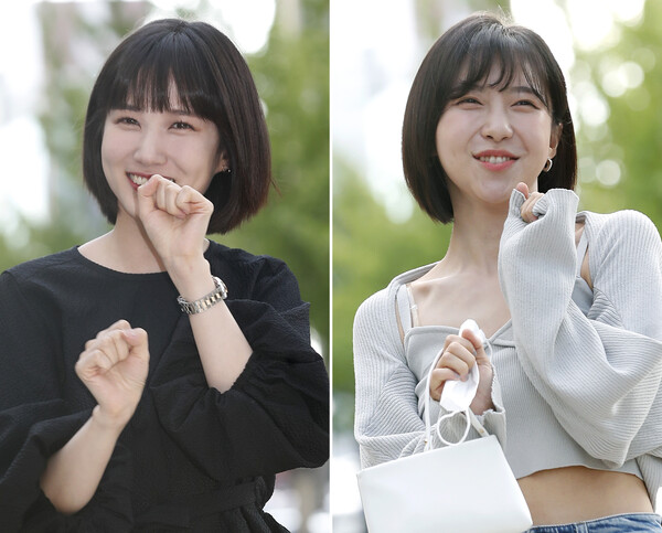 '우영우 인사법'을 하는 박은빈과 주현영. 출처: 뉴스1