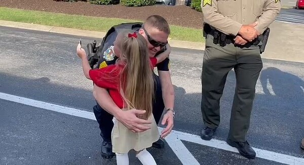 애나를 안아주는 경찰관 출처 : Courtesy of the La Vergne Police Department