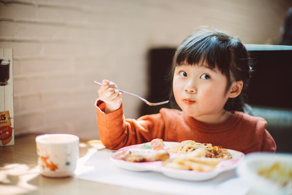 밥 먹는 어린이 자료사진 출처 : 게티이미지
