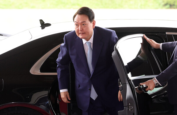 윤석열 대통령이 5일 오전 용산 대통령실 청사로 출근하고 있다. 2022.7.5 출처: 뉴스1/대통령실사진기자단